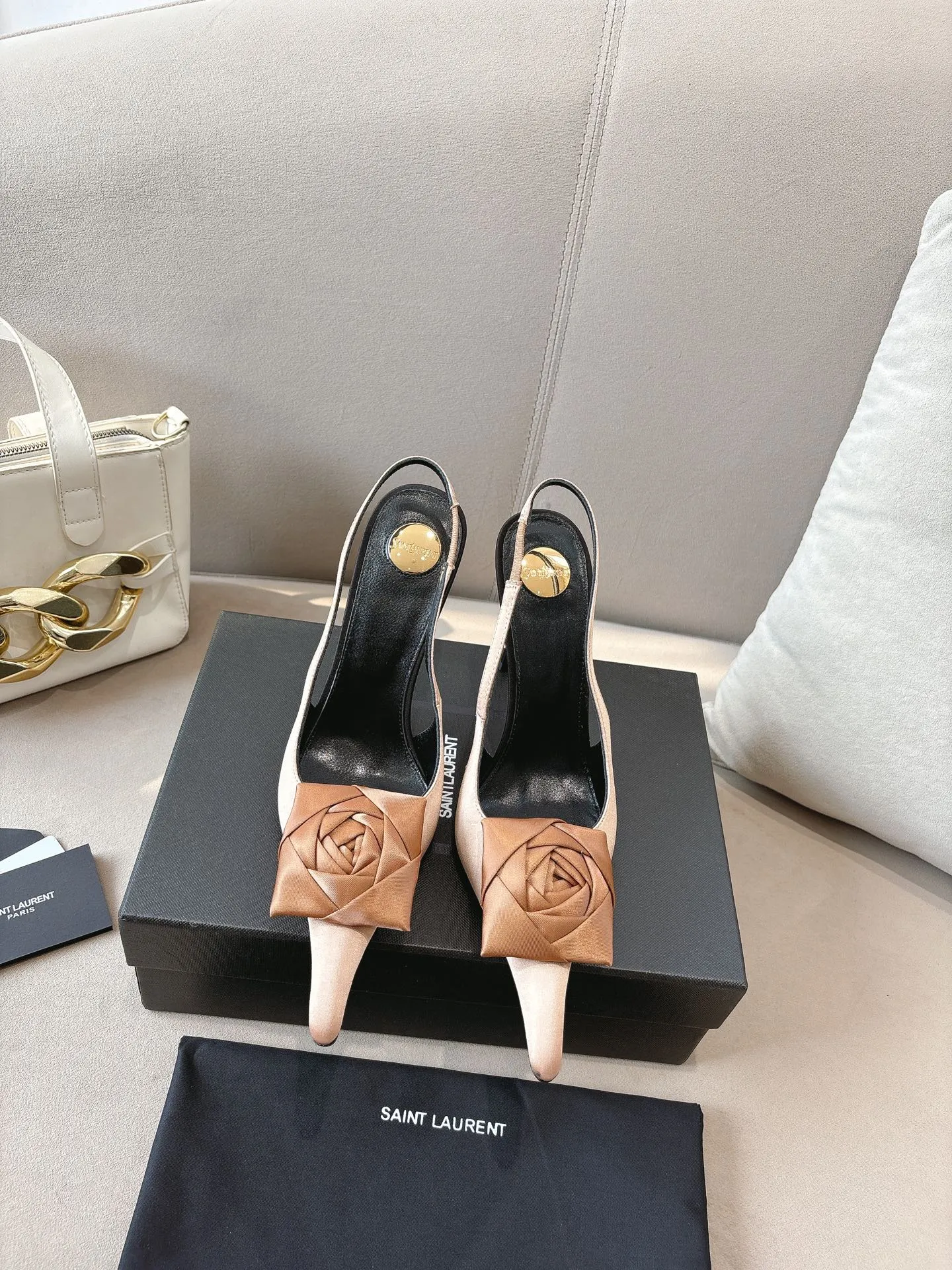 👟👟Ex-factory price 680👟👟 Saint Laurent ysl 25ss/autumn and winter ready-to-wear flower series catwalk style high heels. The toe and contrasting color design make the final effect quite impressive. The different colors are also very beautiful. Straight heels, curved heels, with flowers, and without flowers can be selected. Only YSL understands women’s hearts best and does not accept refutation. It is a super invincible feminine artifact, a must-have for women (z-brand full-body customization, own molded hardware accessories, perfect consistency) ✔ Upper: imported cow patent leather ✔ Inner lining: imported 🐑 goat leather ✔ Sole: imported genuine leather outsole ✔ Heel height: 10.5cm ✔ Size: 36-39 (40, 41, 42 can be customized and non-returnable) Flower style (full set of packaging)